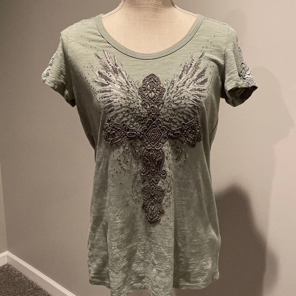 Maurice’s T-Shirt with Cross, Wings and Embellishments. Size: L